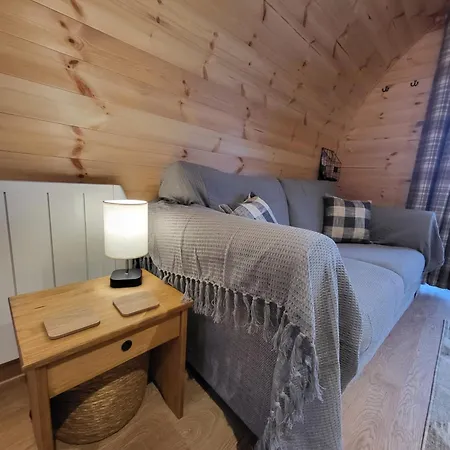 Lois' Pod With Hot Tub, Near Airport ブリストル