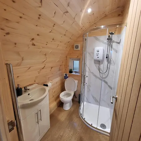 Lois' Pod With Hot Tub, Near Airport ブリストル