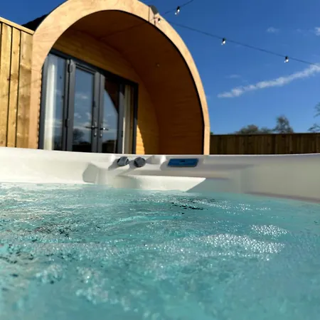 Lois' Pod With Hot Tub, Near Airport キャンプ場 ブリストル