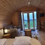Lois' Pod With Hot Tub, Near Airport