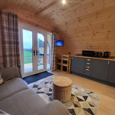 Lois' Pod With Hot Tub, Near Airport