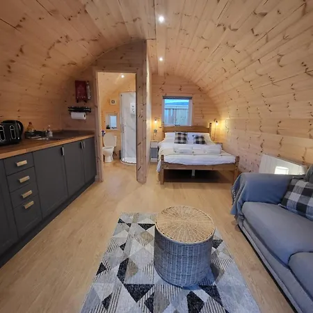 Lois' Pod With Hot Tub, Near Airport *