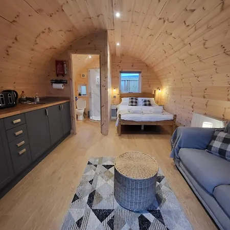 Lois' Pod With Hot Tub, Near Airport Camping Bristol