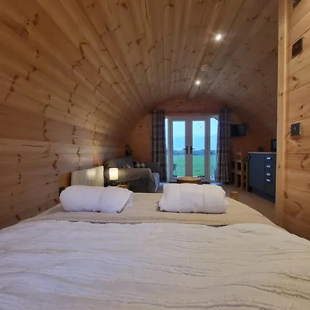 Campingplads Lois' Pod With Hot Tub, Near Airport