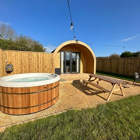 Lois' Pod With Hot Tub, Near Airport *