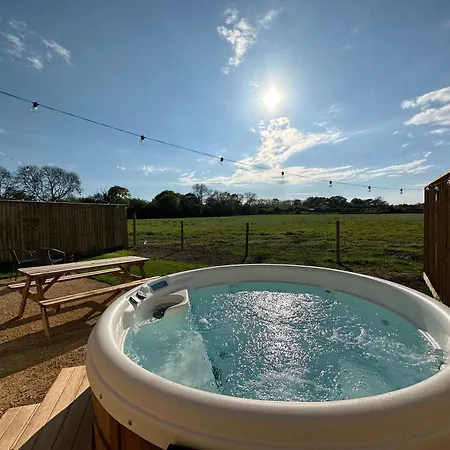 Campingplads Lois' Pod With Hot Tub, Near Airport Bristol