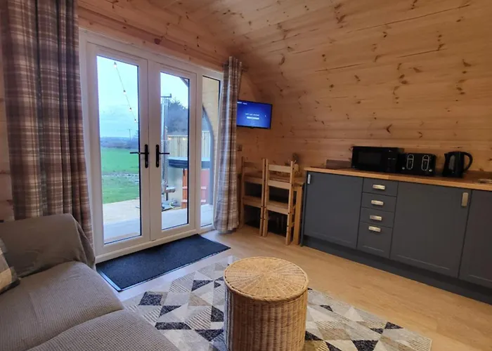 Lois' Pod With Hot Tub, Near Airport