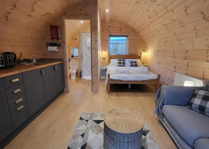 Lois' Pod With Hot Tub, Near Airport Campsite Bristol