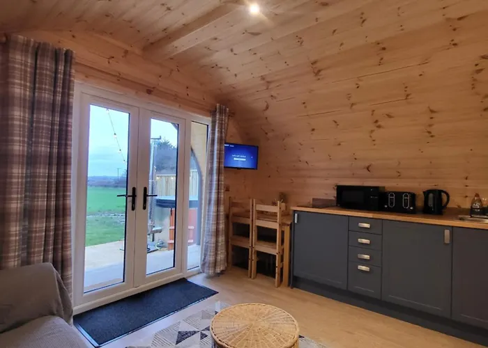 Lois' Pod With Hot Tub, Near Airport Campsite