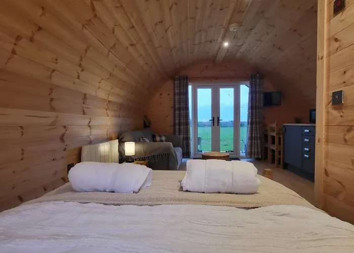 אתר קמפינג Lois' Pod With Hot Tub, Near Airport