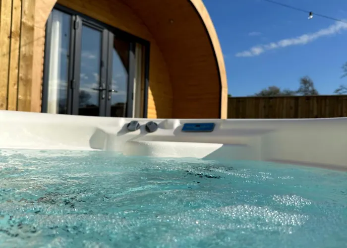 Lois' Pod With Hot Tub, Near Airport Camping Bristol