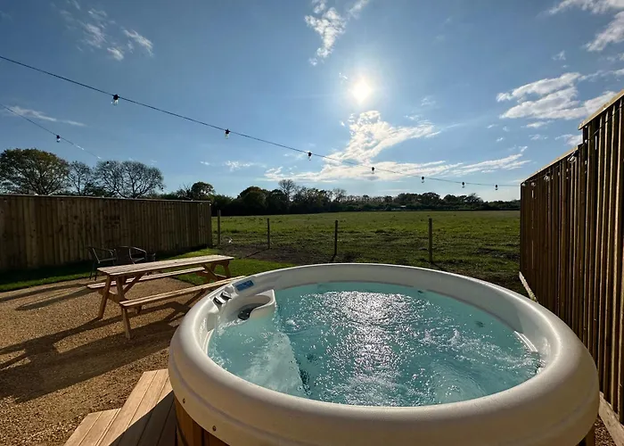 אתר קמפינג Lois' Pod With Hot Tub, Near Airport בריסטול