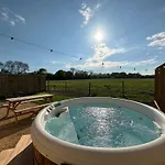 Kamp alanı Lois' Pod With Hot Tub, Near Airport Bristol