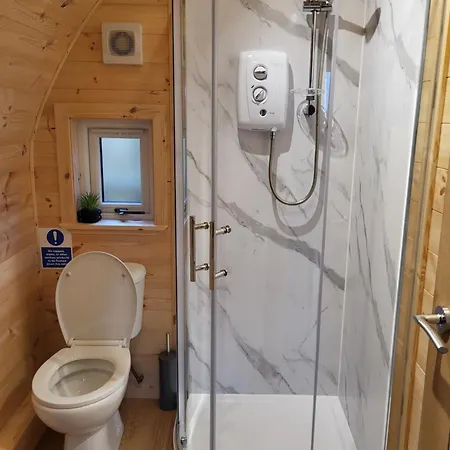 Campingplads Lois' Pod With Hot Tub, Near Airport *