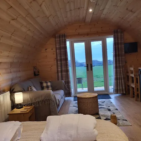 Lois' Pod With Hot Tub, Near Airport