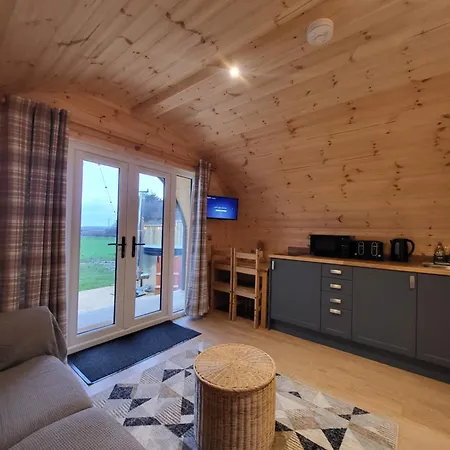 Lois' Pod With Hot Tub, Near Airport Kemping