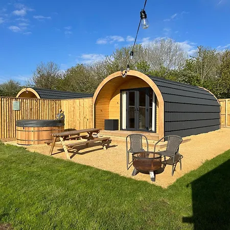 Kemping Lois' Pod With Hot Tub, Near Airport *