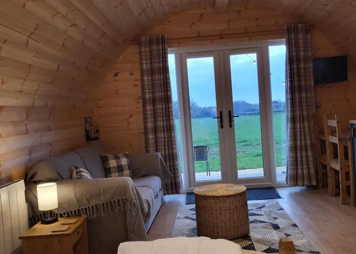 Lois' Pod With Hot Tub, Near Airport